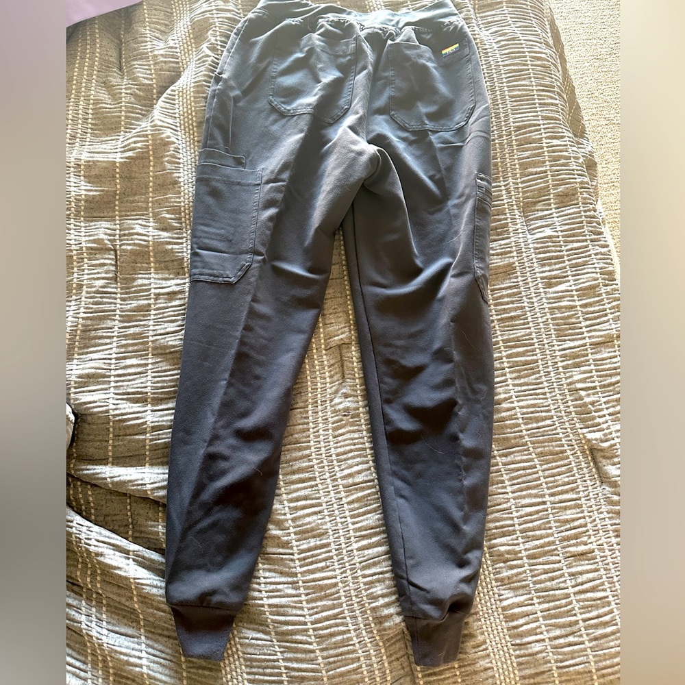 Gray cropped Figs scrub pants size small (they are missing draw string)